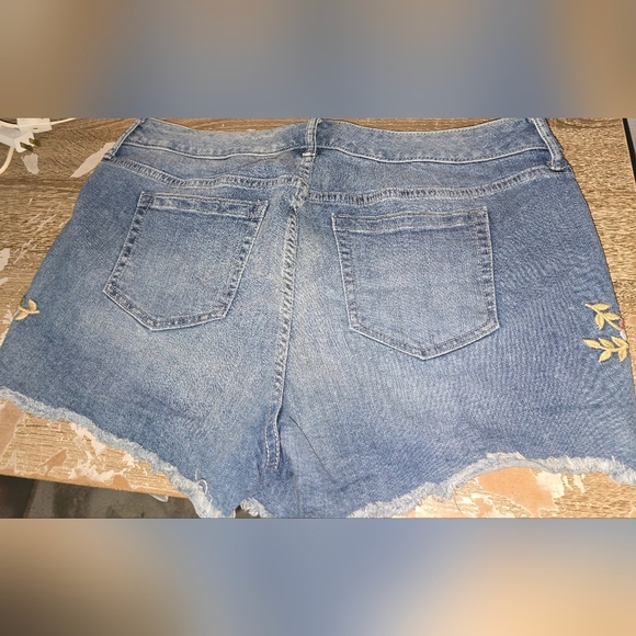 Torrid Floral Embroidered Cutoff Denim Stretch Jean Shorts Women's 14 14W or 1X - Picture 6 of 7